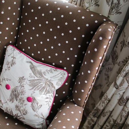Grays Boutique B&B Bath Ruang foto A chair upholstered in a polka dot fabric
