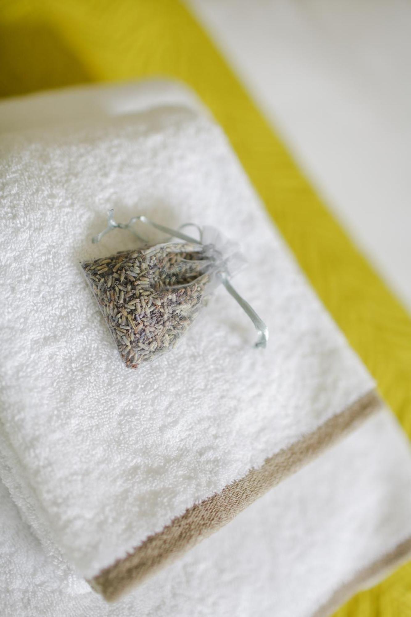 Grays Boutique B&B Bath Ruang foto A sachet of lavender