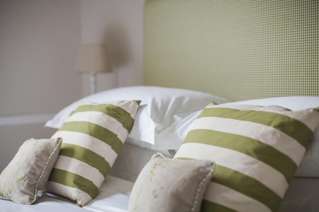 Grays Boutique B&B Bath Bagian luar foto Cushions on a bed