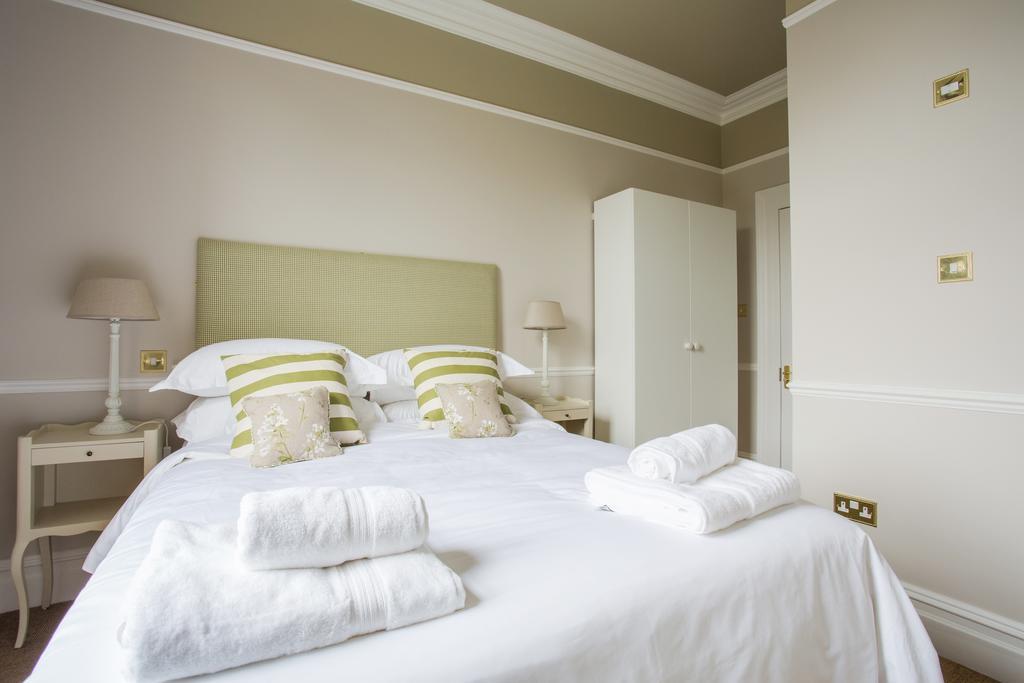 Grays Boutique B&B Bath Bagian luar foto A bedroom at the hotel