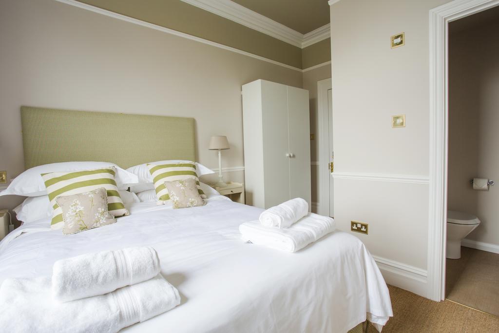 Grays Boutique B&B Bath Bagian luar foto A bedroom at the hotel