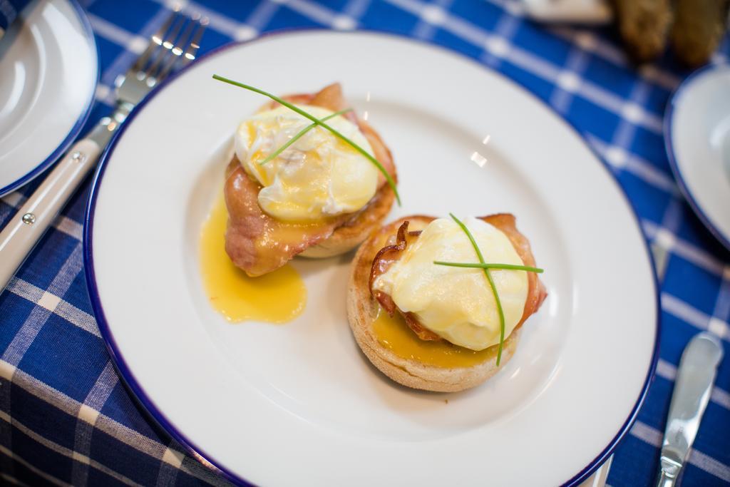 Grays Boutique B&B Bath Bagian luar foto Eggs à la coque on toast