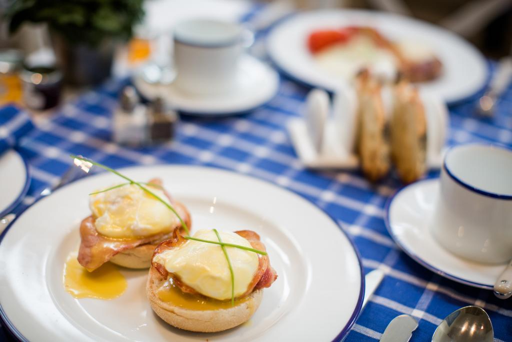 Grays Boutique B&B Bath Bagian luar foto Eggs Benedict