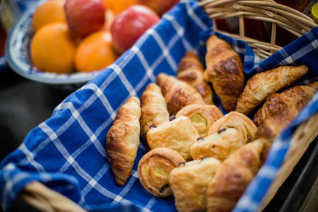 Grays Boutique B&B Bath Bagian luar foto Danish pastry