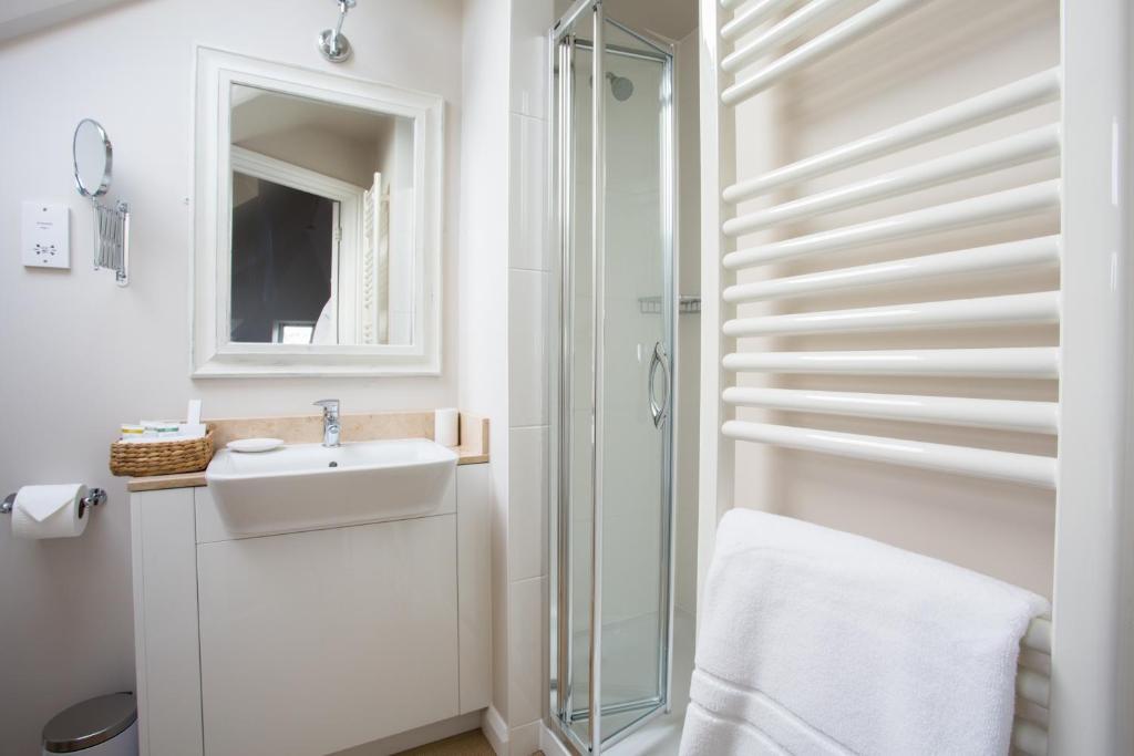 Grays Boutique B&B Bath Ruang foto A shower cubicle