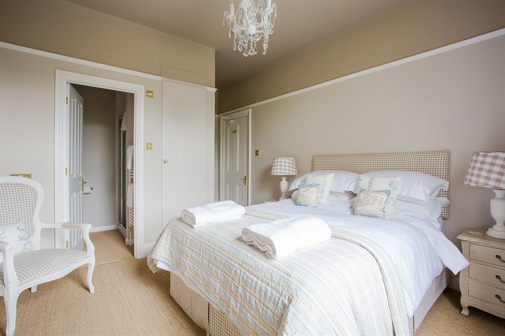 Grays Boutique B&B Bath Bagian luar foto The bedroom at The Old Vicarage