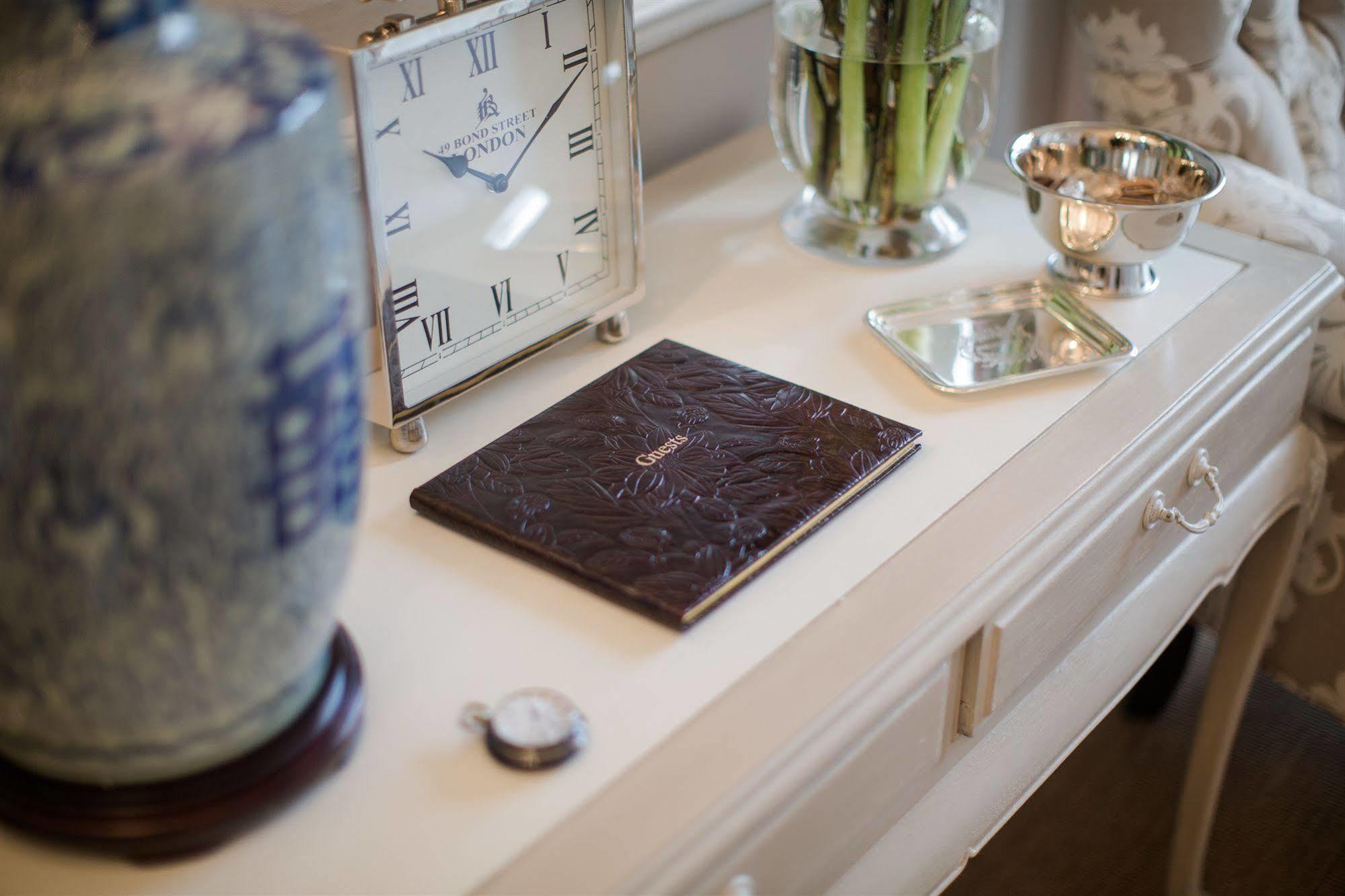 Grays Boutique B&B Bath Bagian luar foto A guest book at The Ivy Hotel