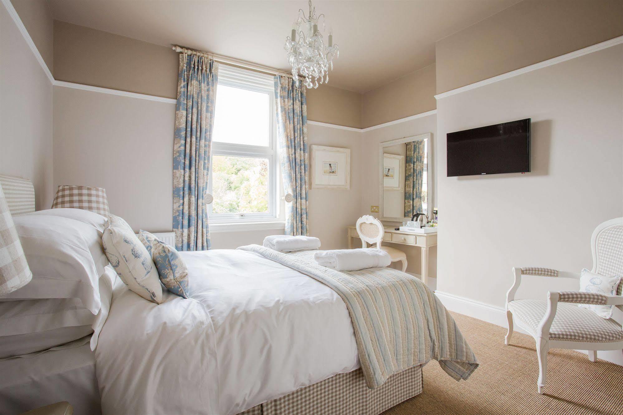 Grays Boutique B&B Bath Bagian luar foto A bedroom at the hotel