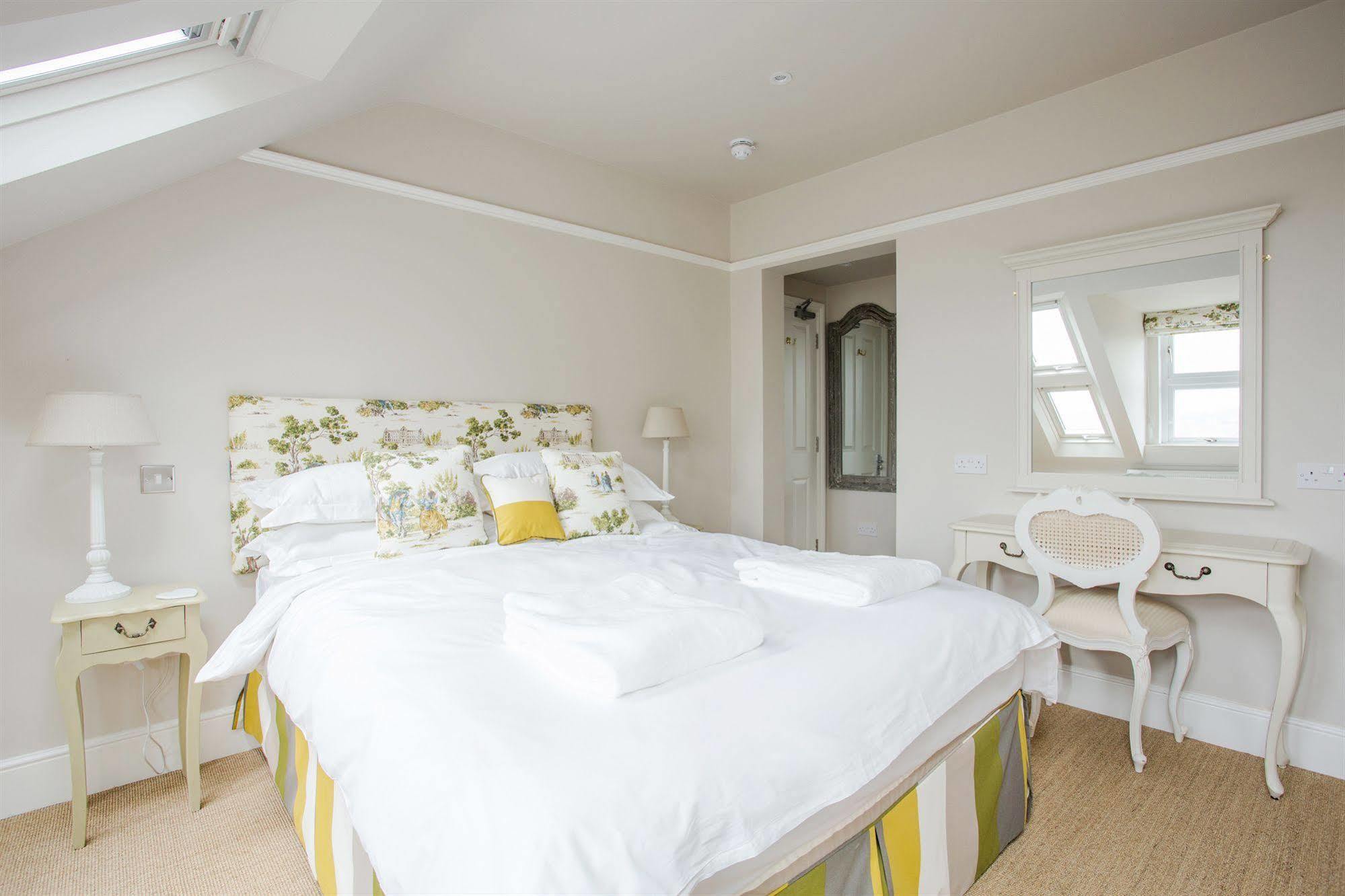 Grays Boutique B&B Bath Bagian luar foto A bedroom at The Old Post Office
