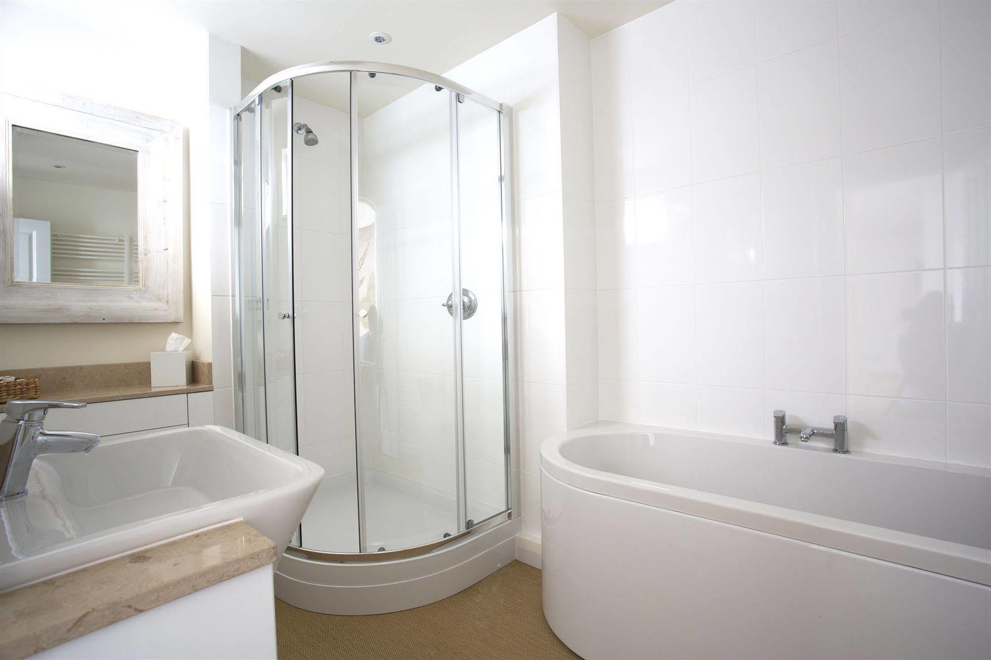 Grays Boutique B&B Bath Bagian luar foto A shower cubicle