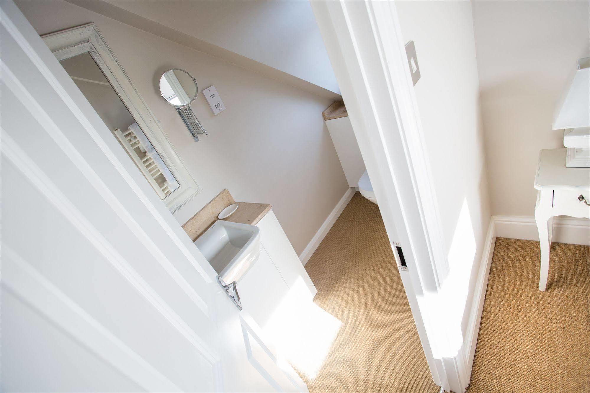 Grays Boutique B&B Bath Bagian luar foto A typical bathroom in a UK hotel