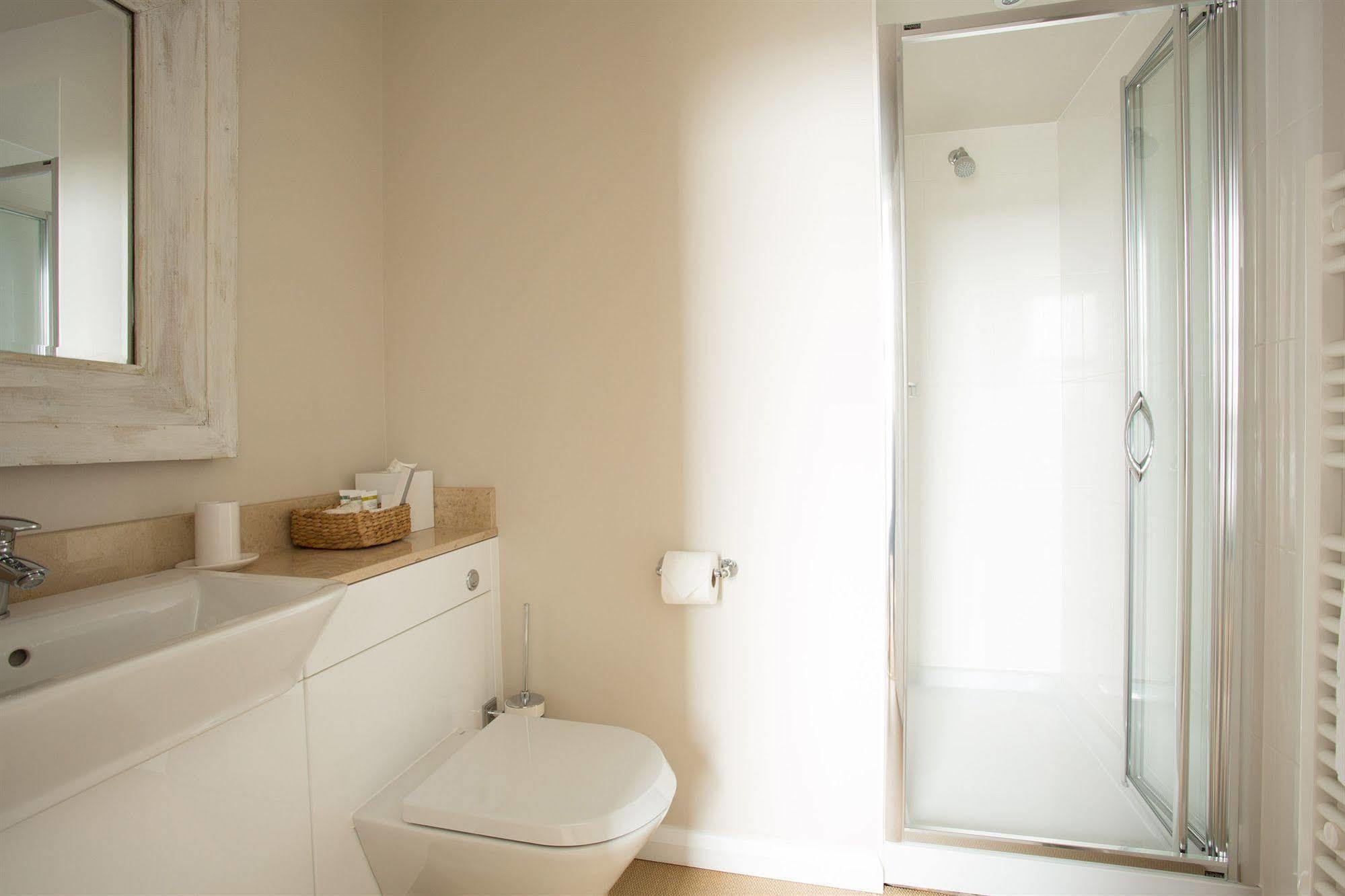 Grays Boutique B&B Bath Bagian luar foto A shower cubicle