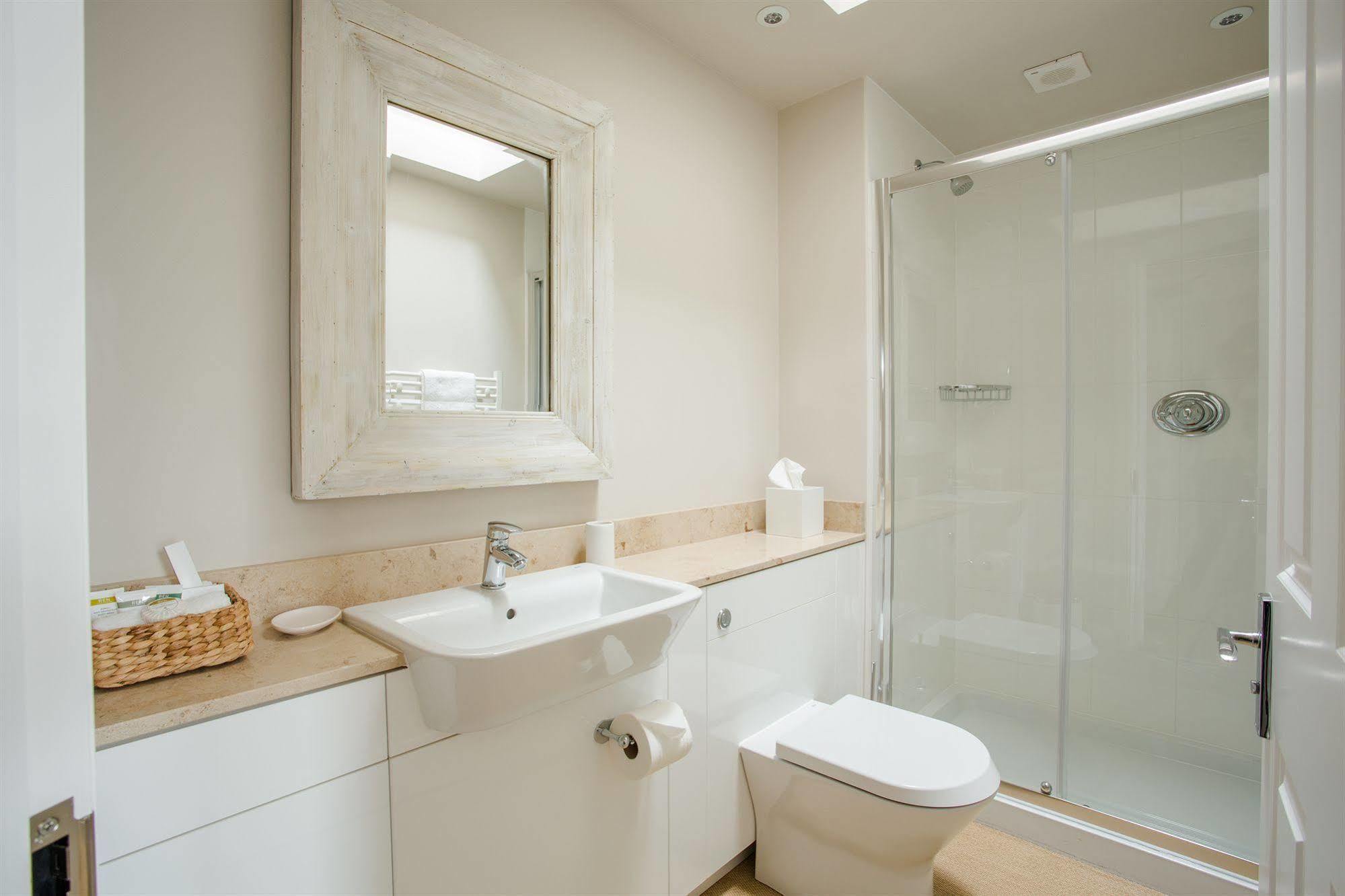 Grays Boutique B&B Bath Bagian luar foto A modern bathroom