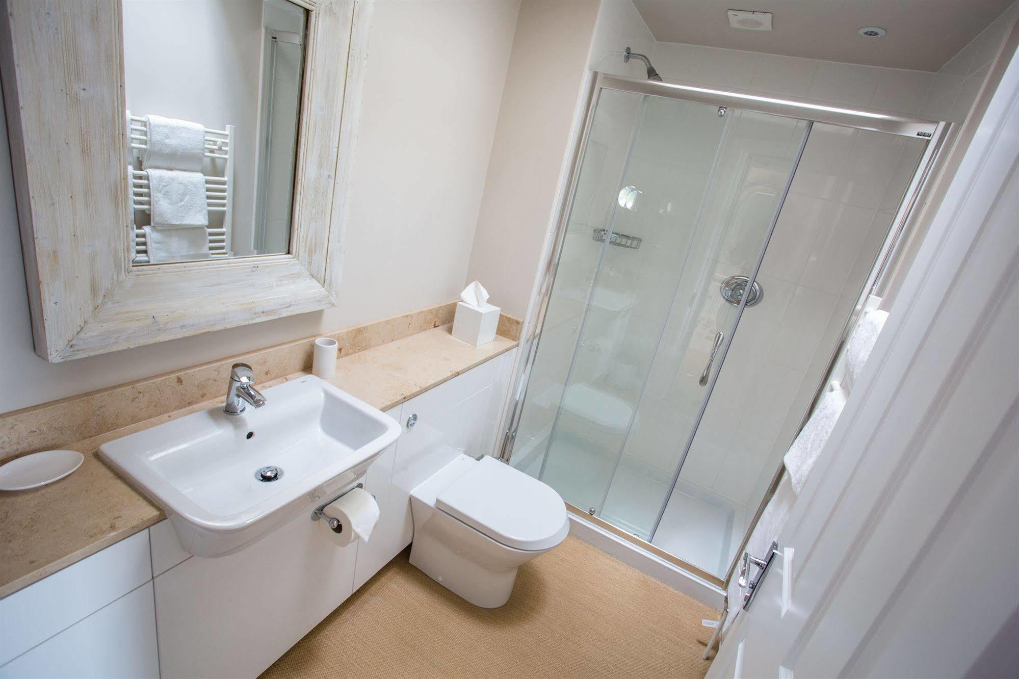 Grays Boutique B&B Bath Bagian luar foto A shower enclosure