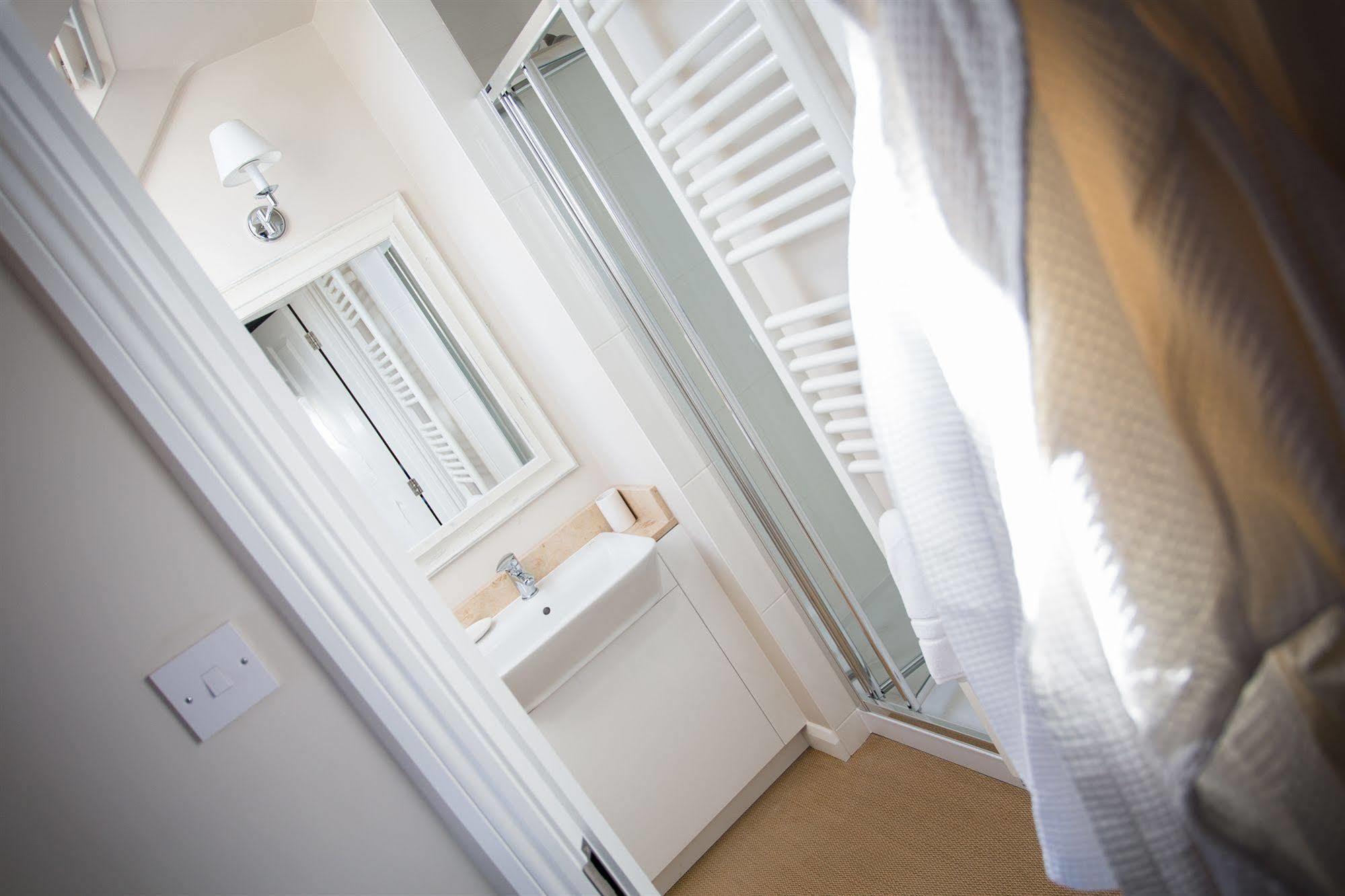 Grays Boutique B&B Bath Bagian luar foto A shower cubicle