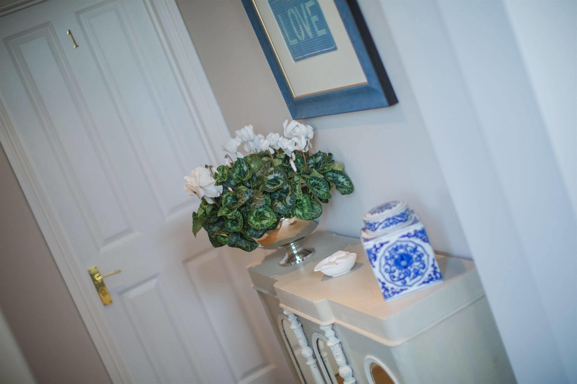 Grays Boutique B&B Bath Bagian luar foto A typical interior