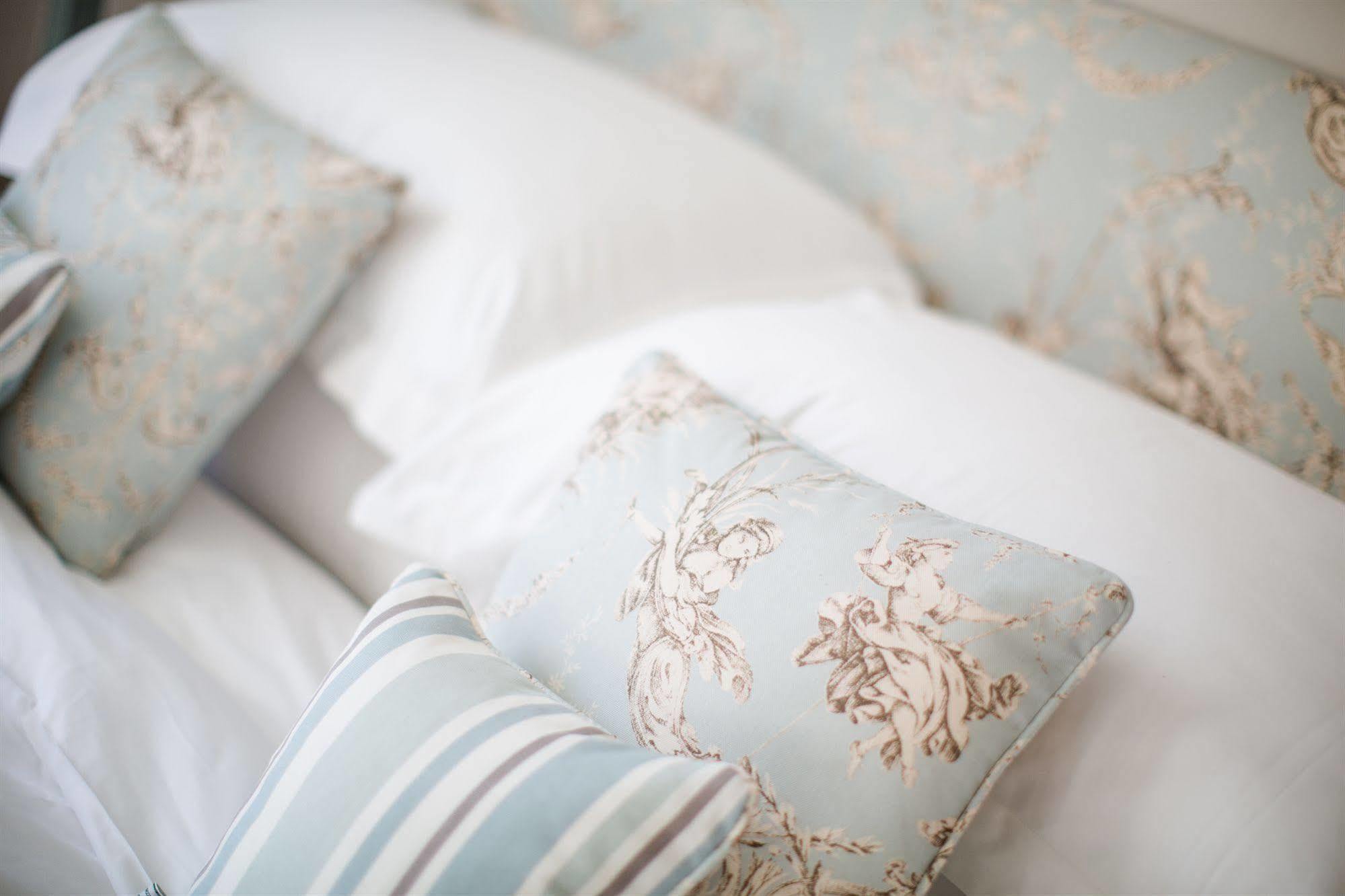 Grays Boutique B&B Bath Bagian luar foto Cushions