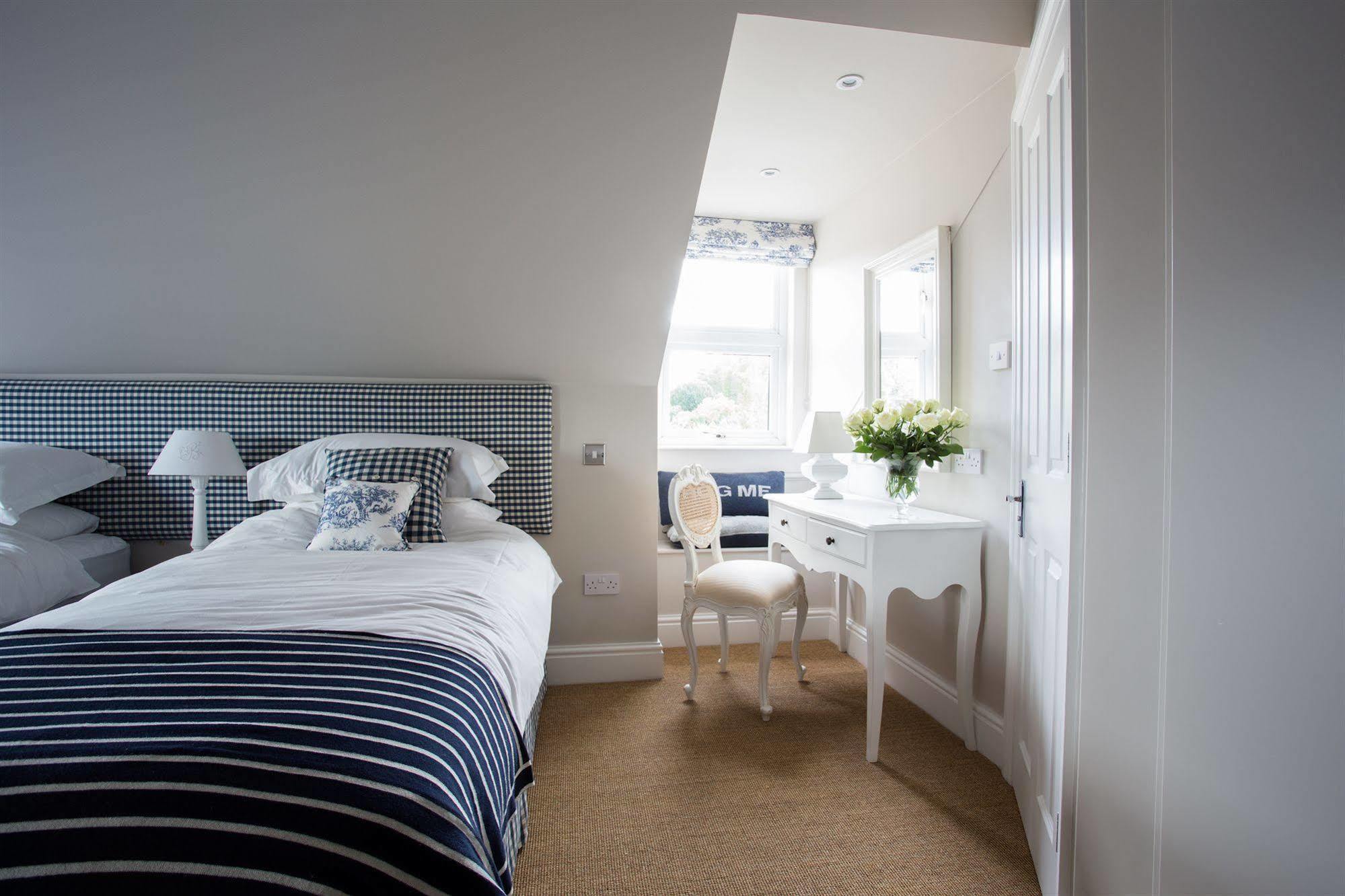 Grays Boutique B&B Bath Bagian luar foto A bedroom at The Old Stamp Office