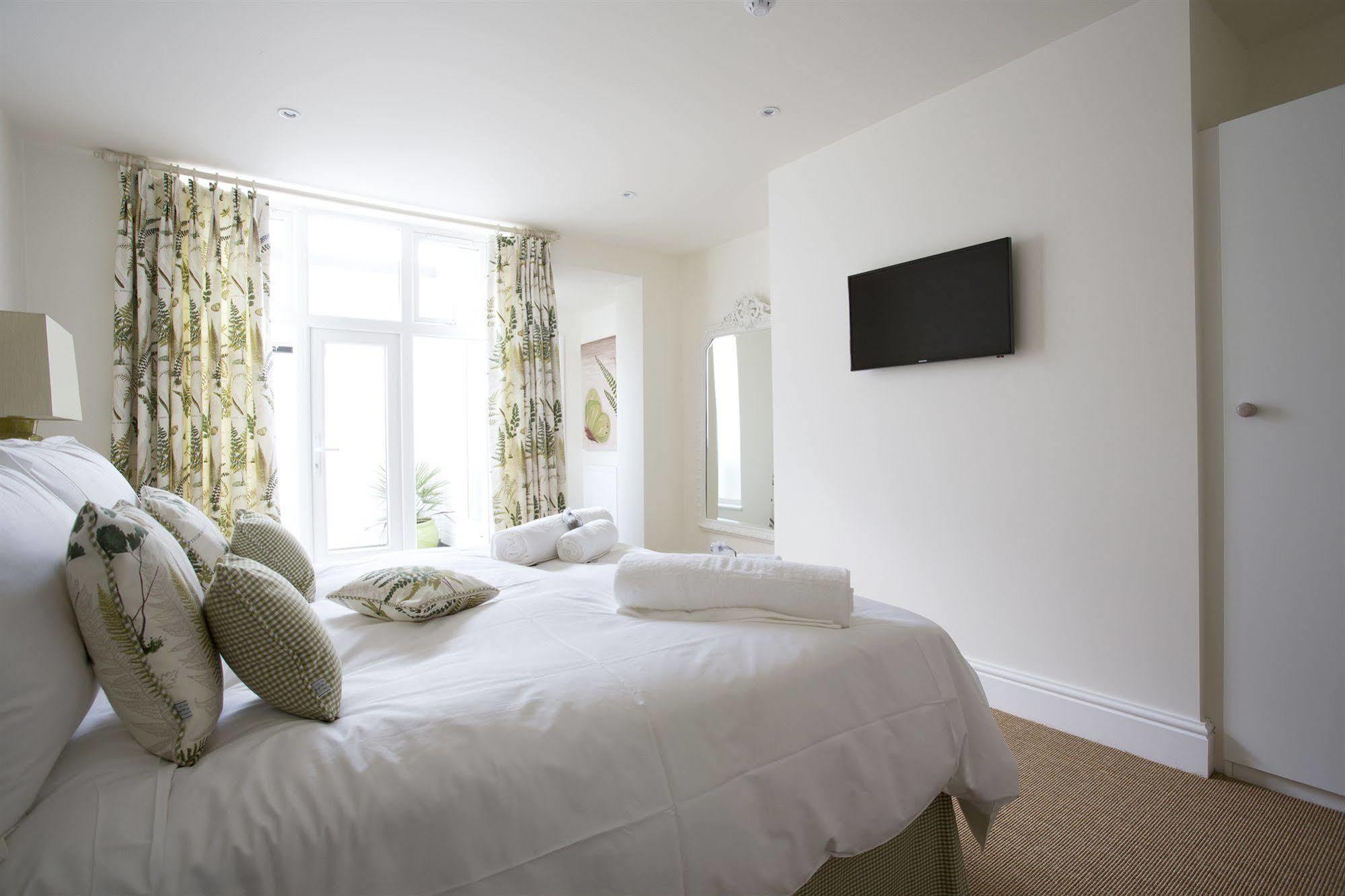Grays Boutique B&B Bath Bagian luar foto A bedroom at the hotel