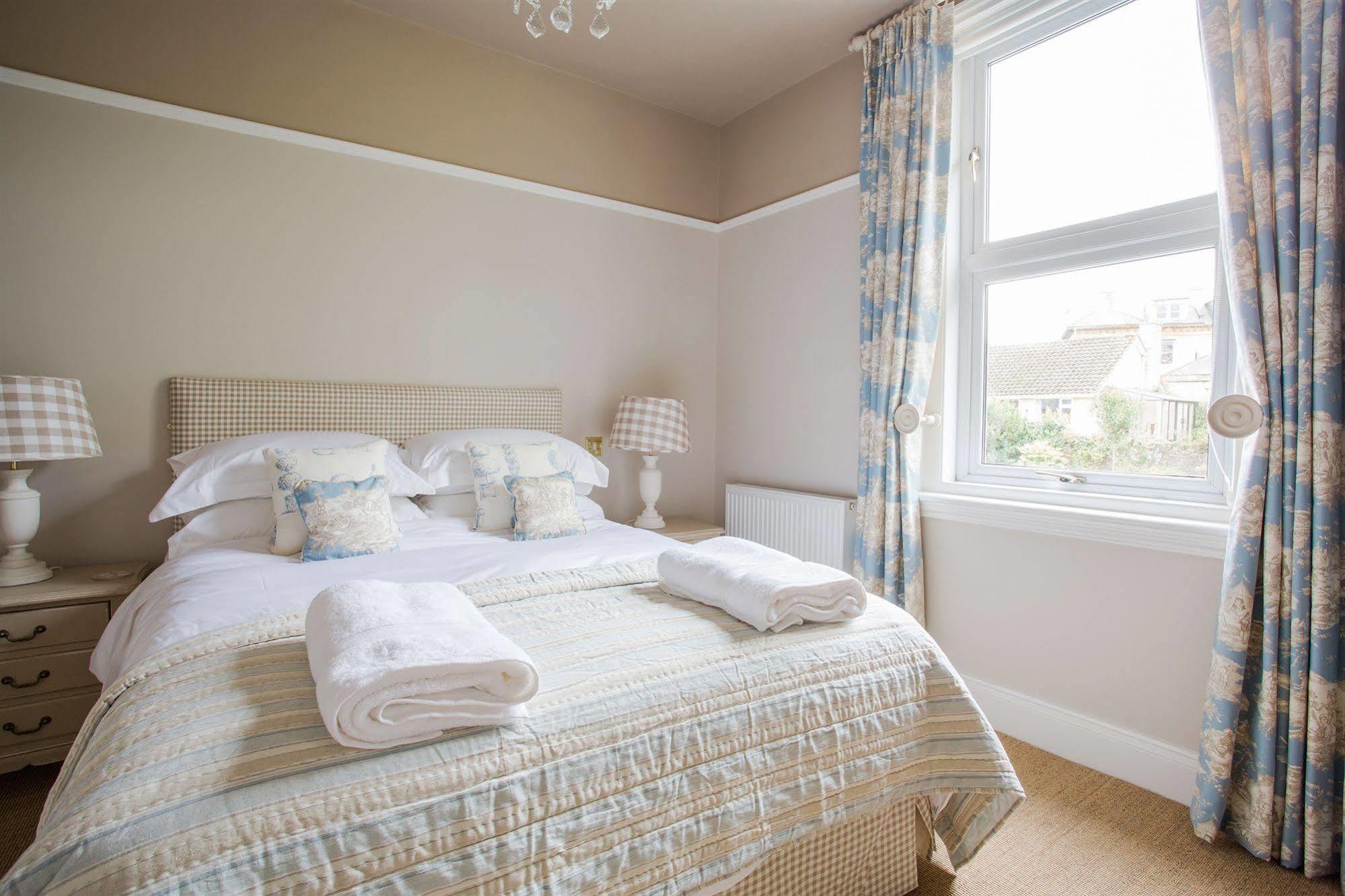 Grays Boutique B&B Bath Bagian luar foto A bedroom at the hotel