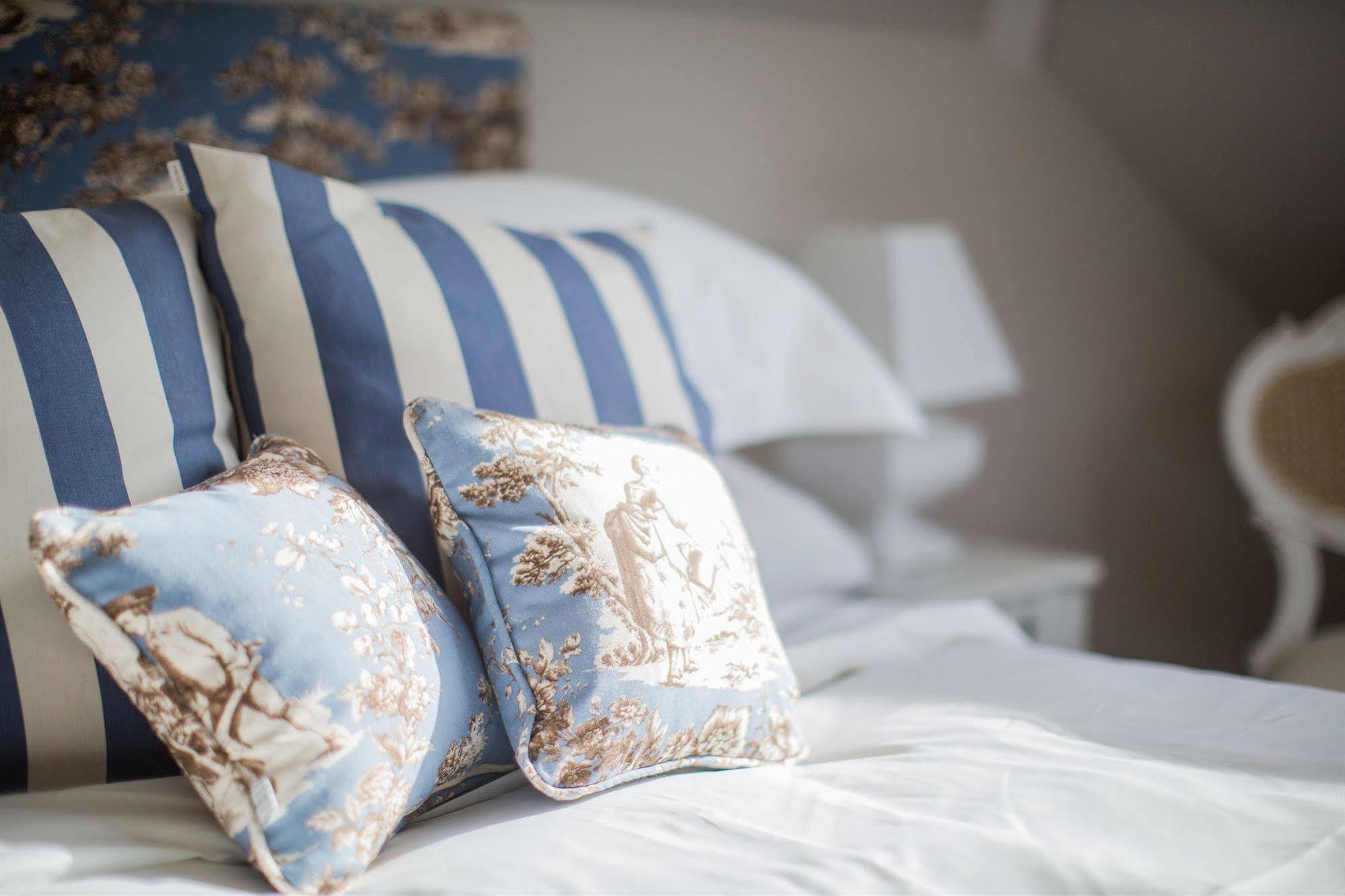 Grays Boutique B&B Bath Bagian luar foto Cushions on a bed